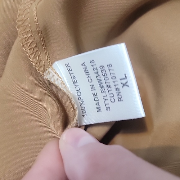 🆕️ Week & Ruffle Satin Like Top - Picture 6 of 6